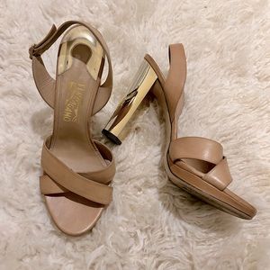 ⚜️Salvatore Ferragamo Beige and Gold Heel